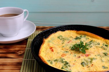 bir tavada sebzeli omlet