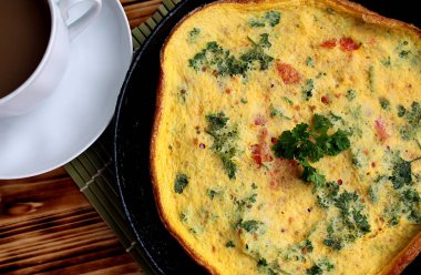 bir tavada sebzeli omlet