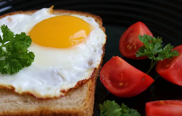 Ovos Mexidos Uma Chapa Com Pão Preto — Fotografia de Stock