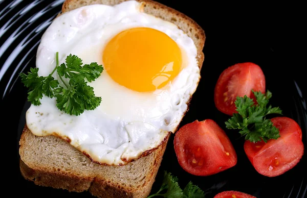 Scrambled Eggs Plate Black Bread — Stock Photo, Image