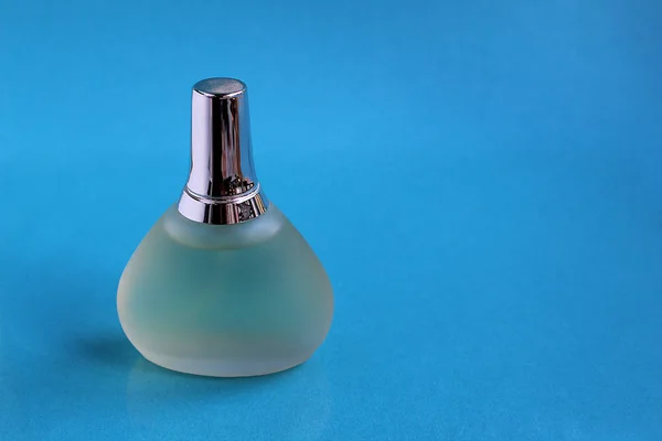 Perfume Bottle Standing Alone Blue Background — Stock Photo, Image