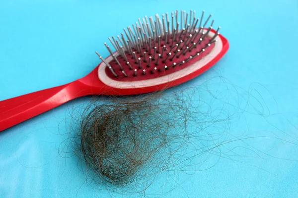 Encaracolado Vermelho Lado Cabelo Caiu Sobre Fundo Azul — Fotografia de Stock