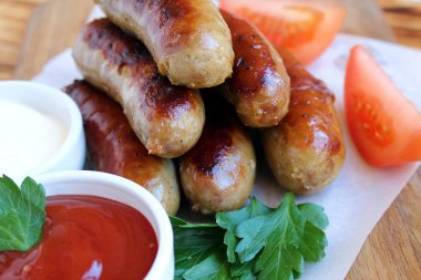 tavada et sosis sosu ve yeşillik ile