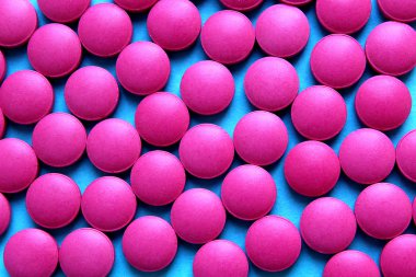 çok fazla yuvarlak pembe hap dokusuna masaya dağınık