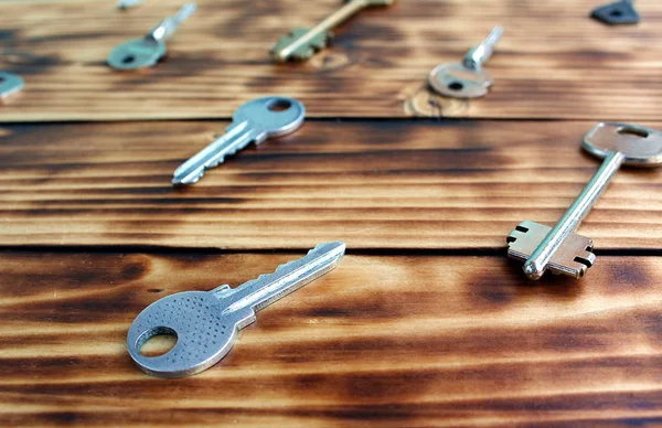 Schlüssel Verschiedenen Typen Und Größen Liegen Auf Dem Tisch — Stockfoto