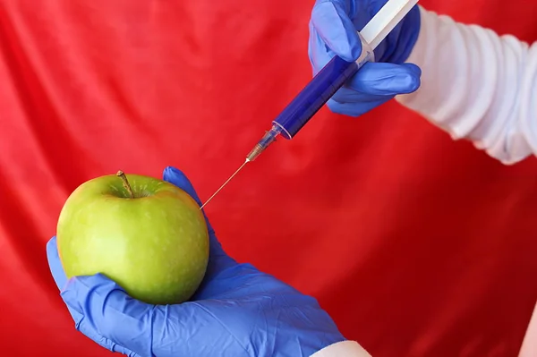 Behandschuhte Hände Halten Einen Apfel Und Geben Eine Giftspritze Für — Stockfoto