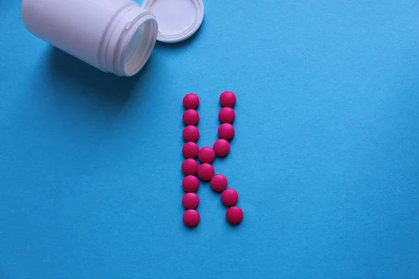 Rózsaszín Kerek Tabletta Lefektetett Levelet — Stock Fotó