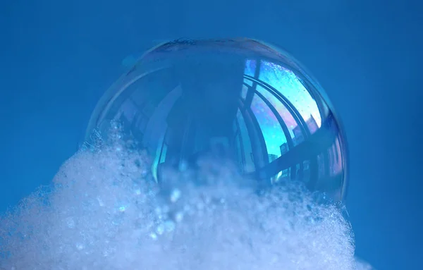 Eine Große Seifenblase Auf Blauem Hintergrund Mit Fensterreflexion — Stockfoto