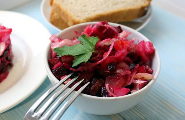 Haşlanmış sebze, bitkisel yağ ile terbiyeli Rus salatası