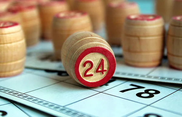 Masa oyunu lotto kartları ve ahşap fıçı ile