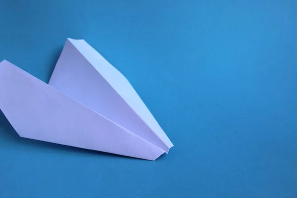 Dokument White Paper Plane Ležící Bok Modrém Pozadí — Stock fotografie