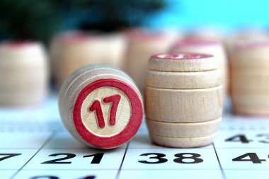 Masa oyunu lotto kartları ve ahşap fıçı ile