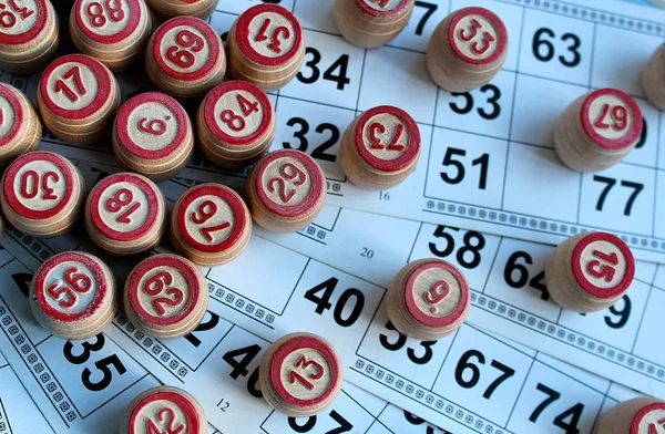 Masa oyunu lotto kartları ve ahşap fıçı ile