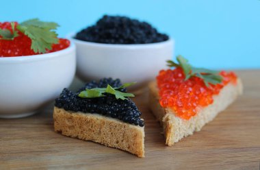 kırmızı ve siyah havyar balık çavdar ekmeği üzerinde yatıyor