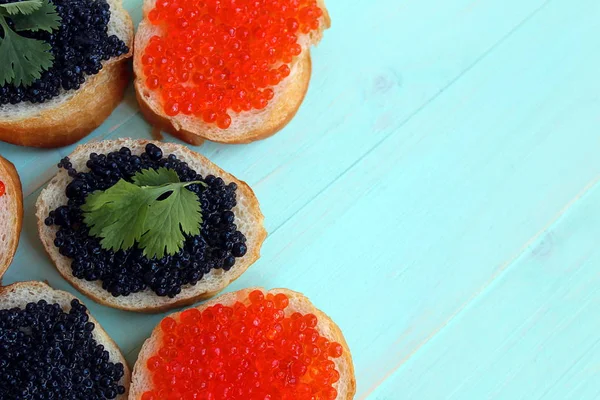 Caviar Vermelho Preto Peixe Está Pão Trigo — Fotografia de Stock