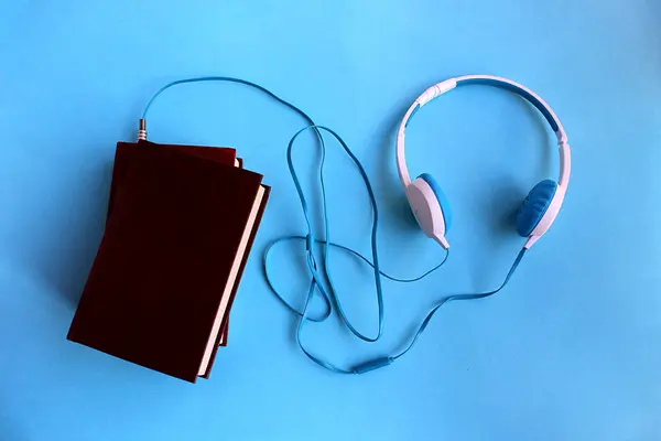 Сині Навушники Підключені Книги Щоб Слухати — стокове фото
