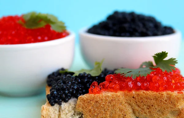 Caviar Vermelho Preto Peixe Encontra Pão Centeio — Fotografia de Stock