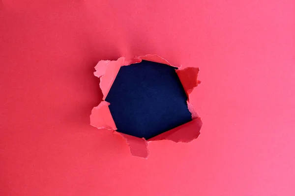 Papel Vermelho Meio Rasgado Com Azul — Fotografia de Stock