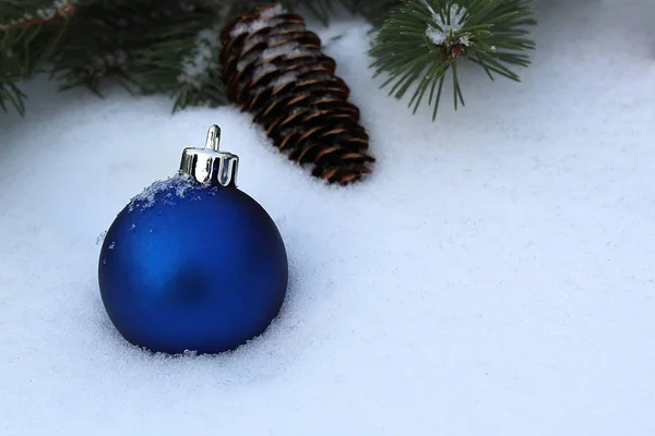 Azul Redondo Árbol Navidad Juguete Acostado Nieve Blanca — Foto de Stock