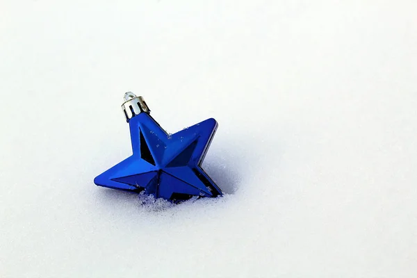 Árbol Navidad Azul Estrella Juguete Acostado Nieve Blanca — Foto de Stock