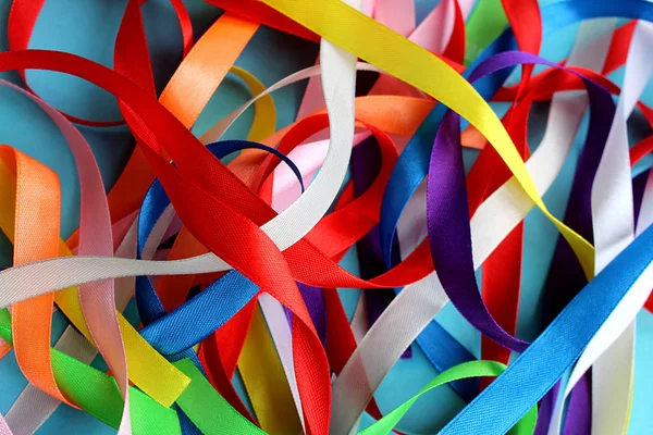 farklı renklerde kurdeleler doku yığını