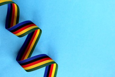 çok renkli yalanlar üzerine mavi bir arka plan ile şerit