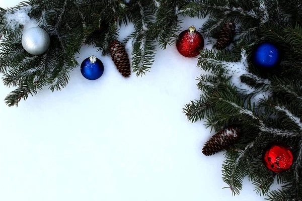 Зелені Ялинові Гілки Конусами Барвисті Іграшки Лежать Снігу — стокове фото