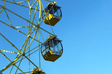 Dönme dolap ile Kış güneşli havalarda kapalı kabin