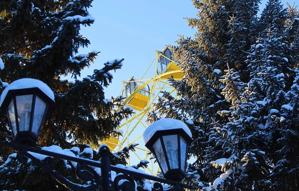 Reuzenrad Met Hutten Gesloten Winter Zonnig Weer — Stockfoto