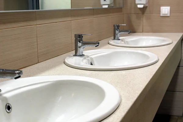 Tiga Wastafel Putih Toilet — Stok Foto