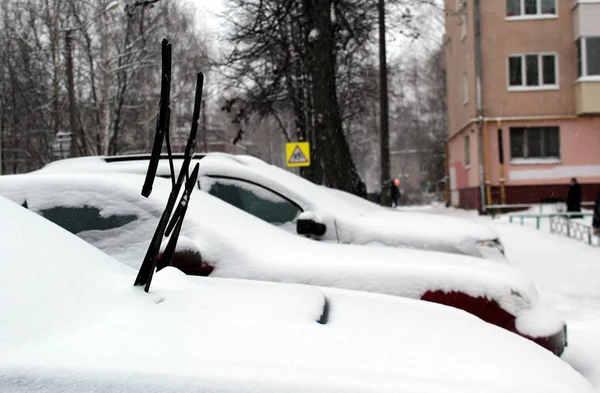 Det Finns Bil Utanför Snön Med Torkarna Höjde — Stockfoto
