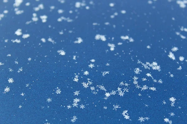 Pequenos Flocos Neve Bonitos Estão Uma Superfície Lisa — Fotografia de Stock