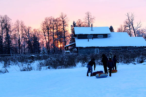 Noche Invierno Gente Monta Una Colina Trineo — Foto de Stock