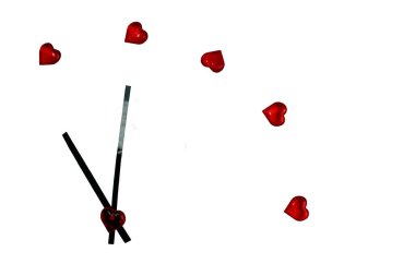 Beyaz bir arka plan üzerinde plastik kalplerin yapılmış saat