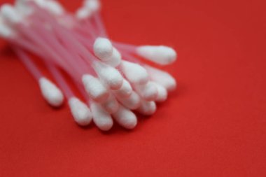 Hijyenik pamuk tomurcukları kırmızı bir arka plan üzerinde