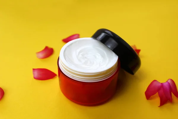 Garrafa Vermelha Com Creme Cosmético Fundo Amarelo — Fotografia de Stock