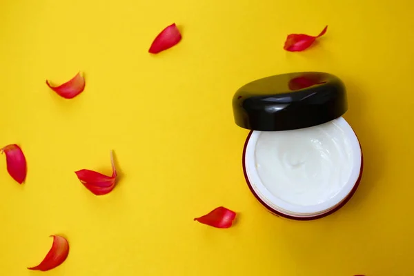 Botella Roja Con Crema Cosmética Sobre Fondo Amarillo — Foto de Stock