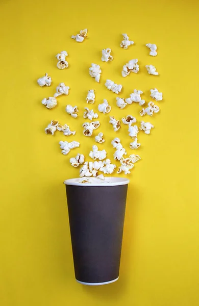 Gekippte Schüssel Mit Knusprig Gesalzenem Popcorn Auf Gelbem Hintergrund — Stockfoto