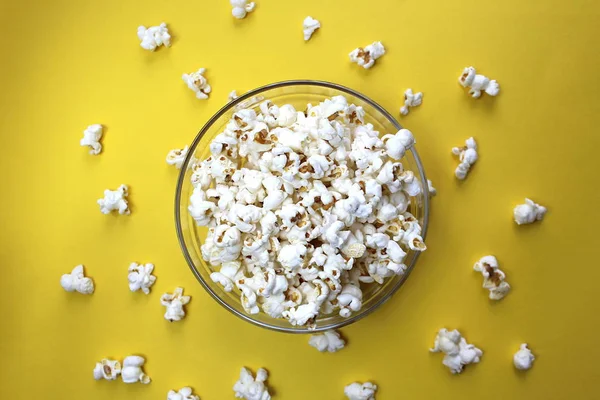 Gesalzenes Knuspriges Popcorn Liegt Auf Einem Glasteller — Stockfoto