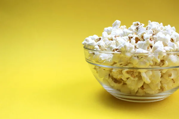 Gesalzenes Knuspriges Popcorn Liegt Auf Einem Glasteller — Stockfoto