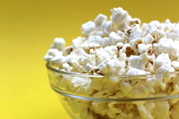 Gesalzenes Knuspriges Popcorn Liegt Auf Einem Glasteller — Stockfoto