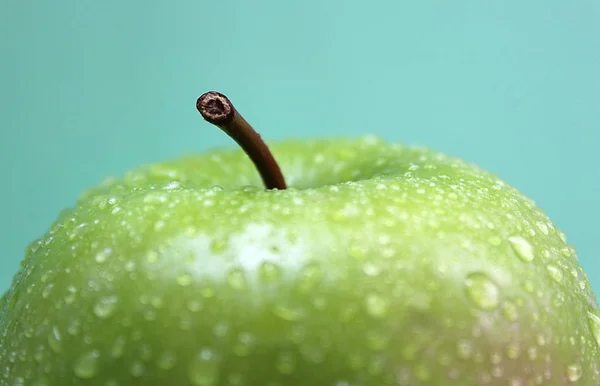 Mela Verde Con Numerose Gocce Acqua Sfondo Blu — Foto Stock