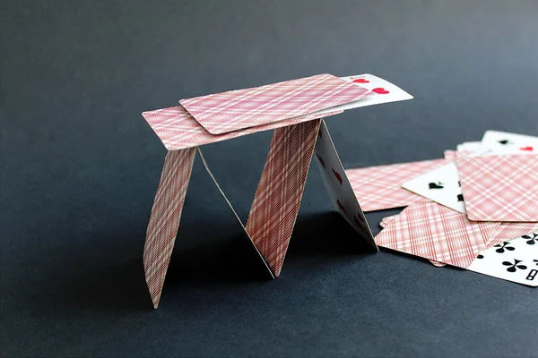 Evi oyun kartlarından bir siyah arka plan üzerine yaptı.