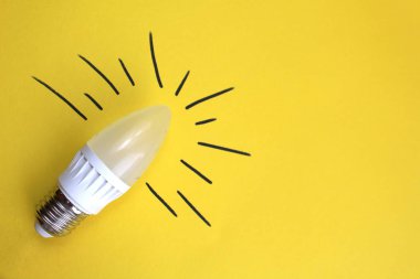 sarı arka plan üzerinde ampul tasarruflu