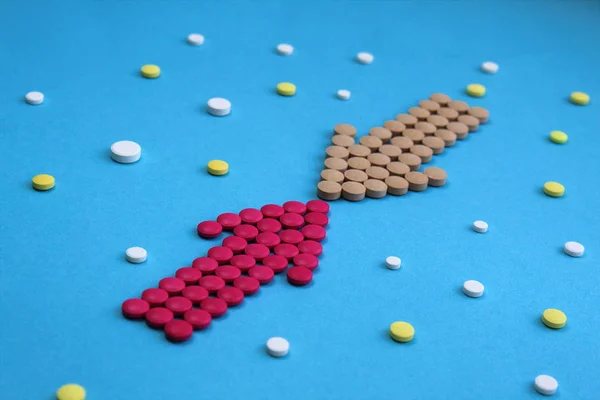 Rózsaszín Szürke Tabletták Vannak Formájában Egy Nyíl Kék Háttérrel — Stock Fotó