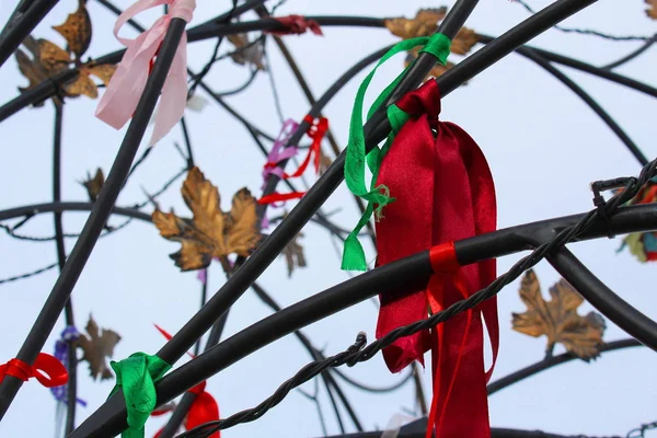 Renkli Kurdeleler Şans Getirmesi Için Demir Ağaca Astı — Stok fotoğraf
