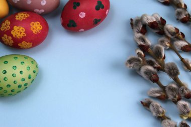 Willow ve yumurta boyalı Paskalya mavi bir arka plan üzerinde yalan