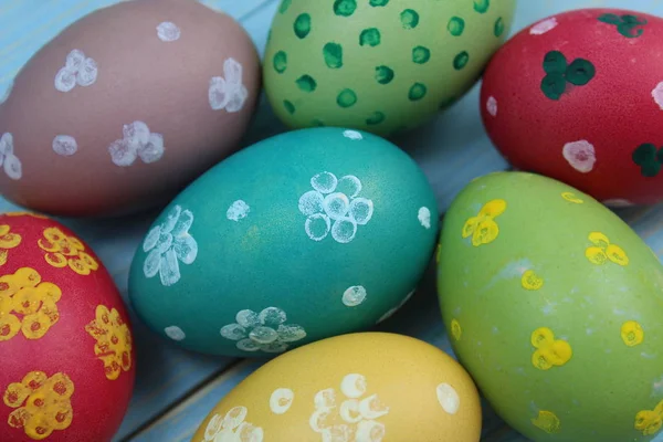 Ovos Páscoa Cores Diferentes Estão Uma Pilha — Fotografia de Stock