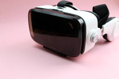 Sanal gerçeklik gözlük pembe bir arka plan üzerinde beyaz renk