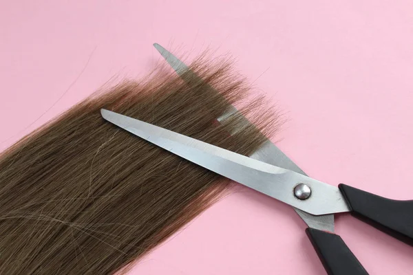 Fio Cabelo Está Com Uma Tesoura Para Cortar Pontas — Fotografia de Stock